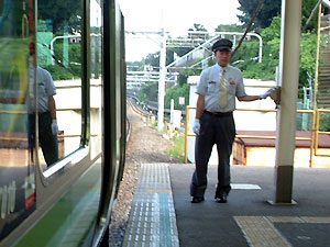 nishinippori-conductor.jpg